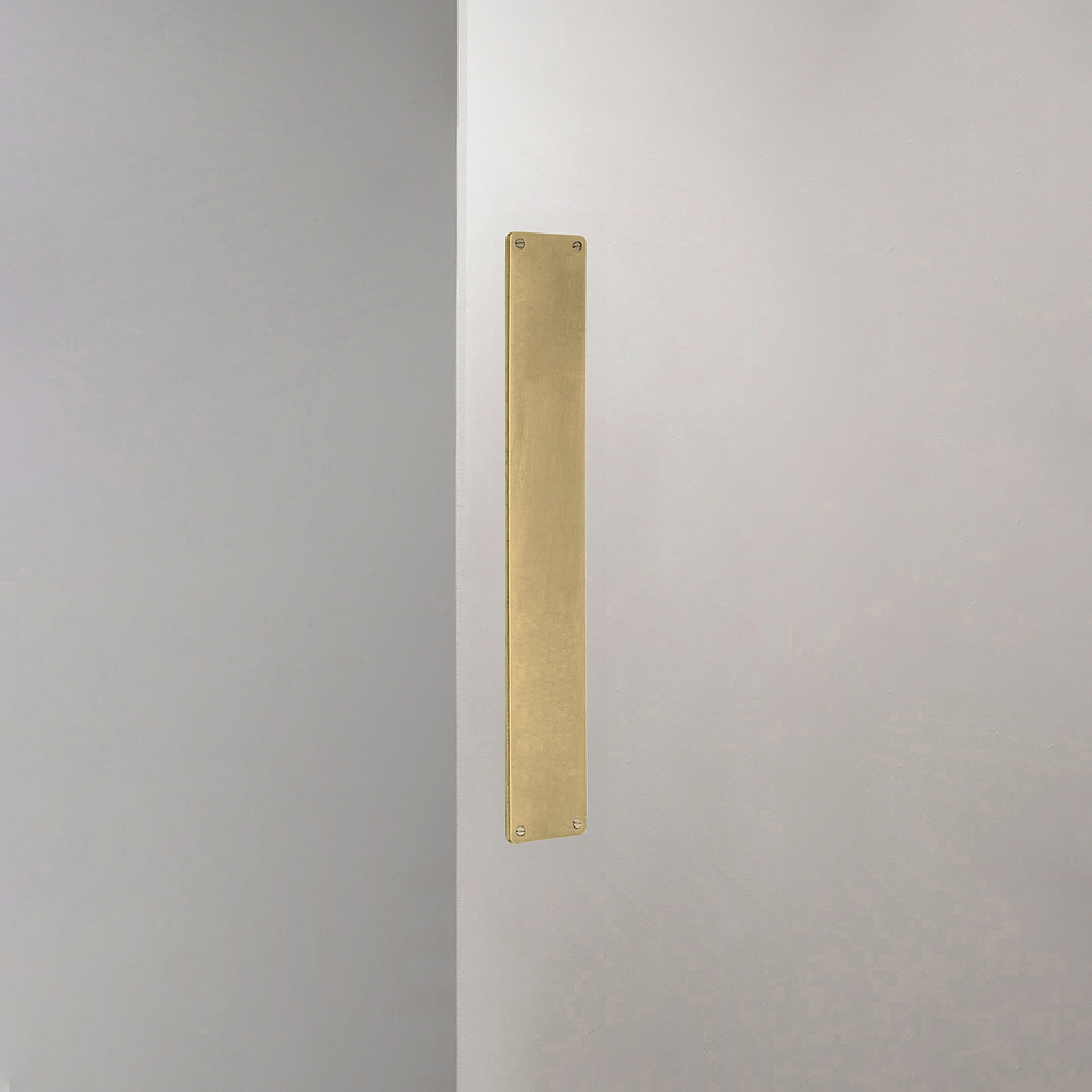 Corston Türschild Antikes Messing – auf weißem Hintergrund