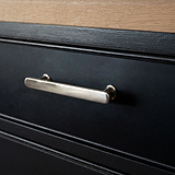 Poliertes Nickel Milliner Griff an schwarzem Schrank
