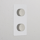 Vertikaler Zweifachrahmen mit 2x Dimmschalter, lackierbar, poliertes Nickel für elegante Bedienung.