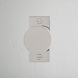 Onslow gefederter Türknauf kurzes Schild aus poliertem Nickel auf weißer strukturierter Wand.