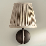 Kleine Wandleuchte Malvern natürliches Beige – Frontal- und Nahaufnahme des plissierten Schirms