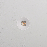 Buxton feuerbeständiger Fixer Deckenstrahler ohne Rand (35 mm) in Weiß, stilvoll in eine weiße Decke eingebaut.