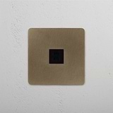 USB-C-Anschluss (30 W) – Antikes Messing + Schwarz Hohe Qualität – auf weissem Hintergrund