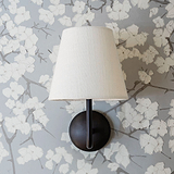 Malvern Medium-Wandleuchte Alabasterweiß in Bronze mit weißem Schirm, geeignet für eine elegante Wohneinrichtung.