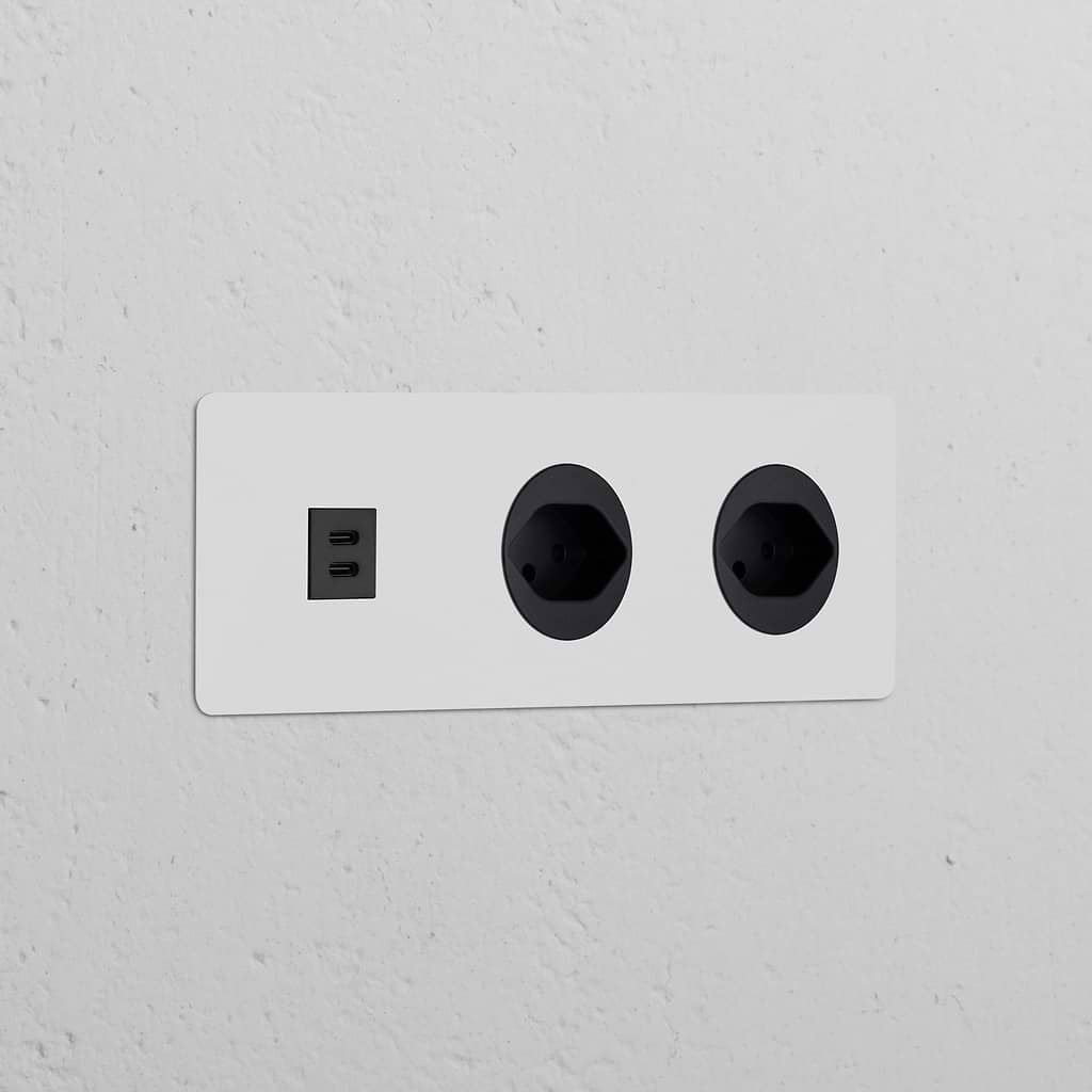 Dreifachrahmen mit USB-Anschluss (30 W) + 3x Schweizer Steckdoseneinsatz (Typ J) rund – Lackierbar + Schwarz