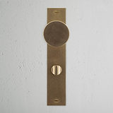 Onslow gefederter Türknauf langes Schild + Drehknopf – Antikes Messing: Eleganter Messingtürgriff auf rechteckigem Schild.