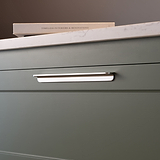 Oxford Möbelgriff 224 mm – Poliertes Nickel – Griffmulde an einer dunkelgrauen Möbelschublade.
