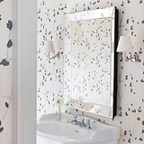 Poliertes Nickel Wandleuchte mit Schirm aus Leinen in Alabasterweiss im Badezimmer