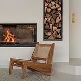 Kipphebelschalter 2x in vertikalem Zweifachrahmen – Bronze – an einer cremefarbenen Wand montiert, Elemente mit Holzgeflecht sichtbar.