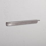Oxford Kantengriff (224 mm), mittelgroßer Ziehgriff, poliertes Nickel-Finish, auf weißer Oberfläche montiert.