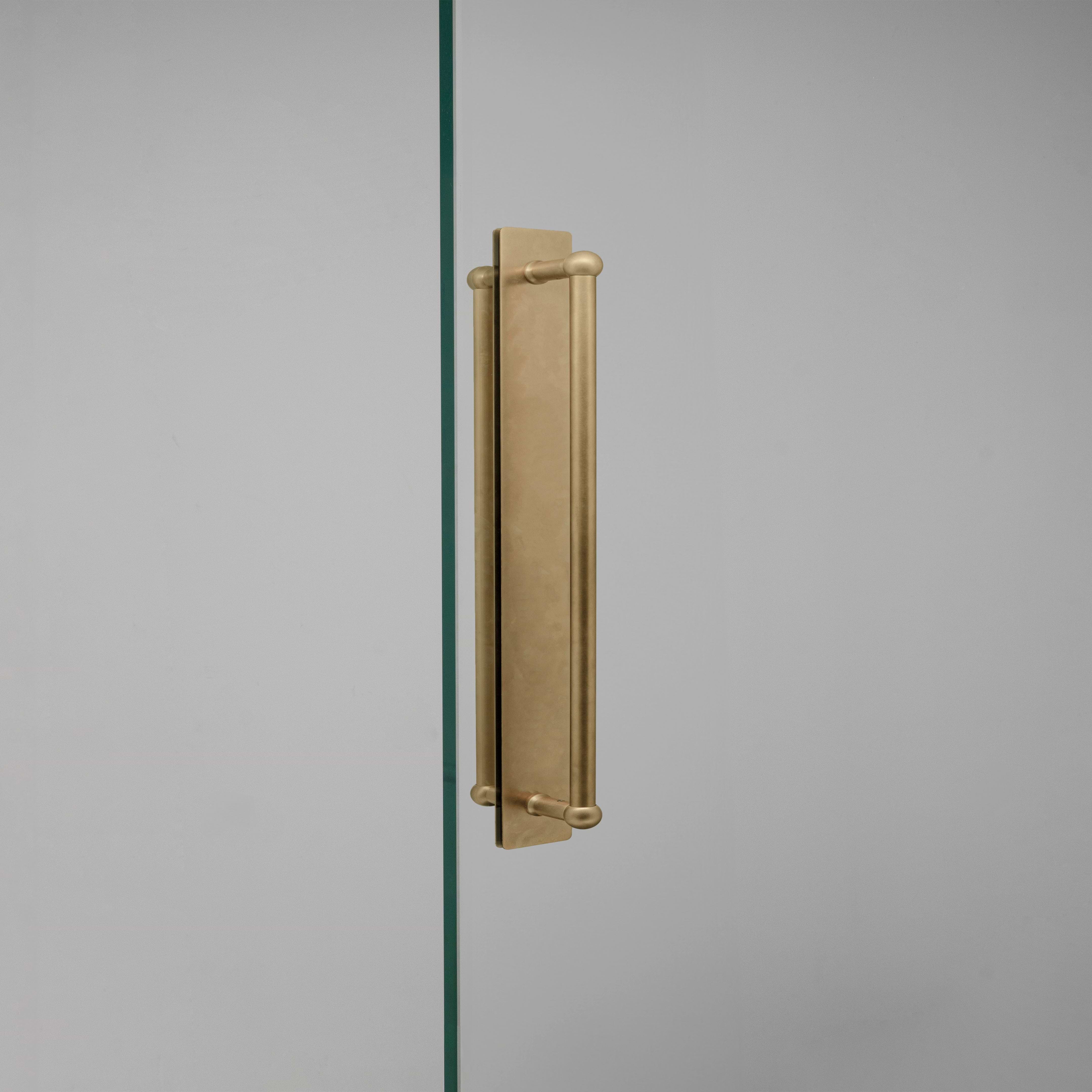 Antikes Messing Harper Stossgriff 2x mit Schild 320 mm – auf weissem Hintergrund