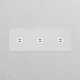 Dreifachrahmen mit Steckdosen und 3x USB-Anschluss (30 W), lackierbar, weiß.