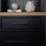 Bronze Milliner Griffe an schwarzem Schrank