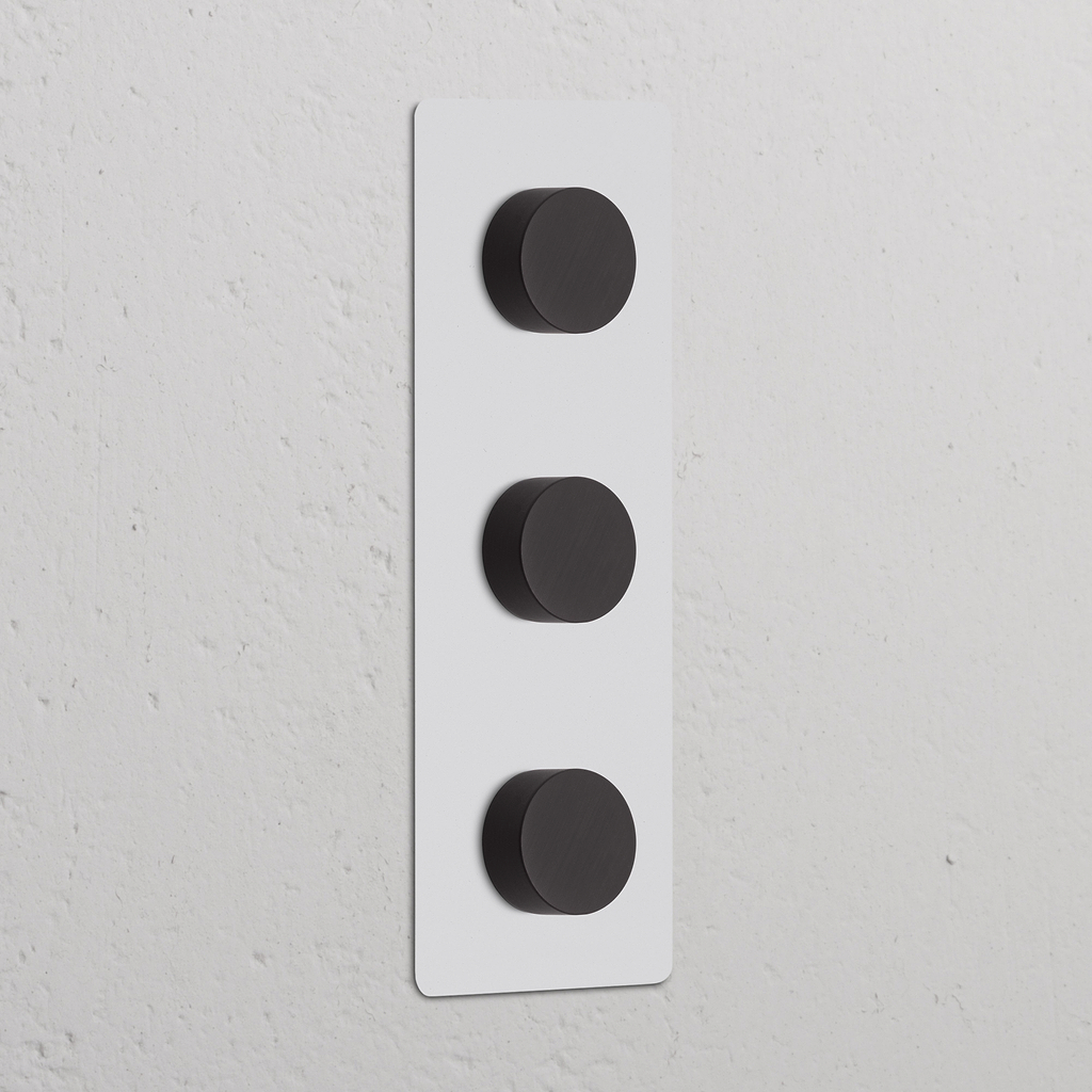 Vertikaler Dreifachrahmen mit 3x Dimmerschalter in lackierbarem + bronzenem Design.