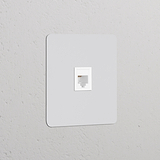 Einfachrahmen mit RJ45-Anschluss – Lackierbar + Weiß, Ethernet-Anschluss an hellgrauer Wand.