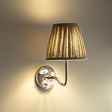 Malvern kleine Wandleuchte mit plissiertem beigem Schirm und poliertem Nickel-Finish.