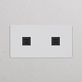 Lackierbarer Zweifachrahmen mit 2 USB-Anschlüssen (30 W) in Schwarz, kombiniert Steckdosen und Module für moderne Wohnungen.