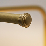 Harrow Bilderleuchte 220 mm in Antikes Messing-Finish, mit elegantem, abgerundetem Kappendesign, zur Beleuchtung von Kunstwerken.