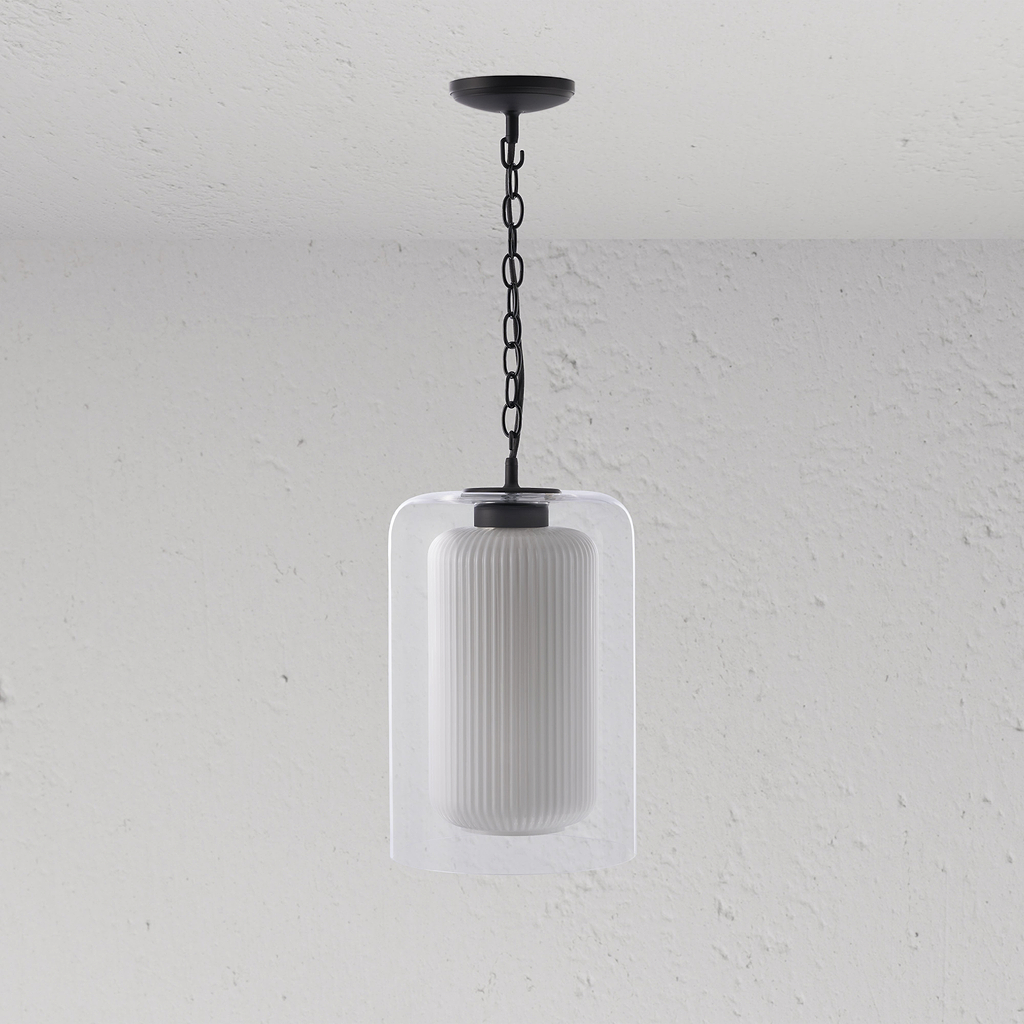 Minimalistisches „Nan“ mit klarem Glasschirm, der an einer schwarzen Kette hängt.