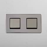 Zwei-Port-Control-Lichtschalter: Doppel-Wippschalter – Poliertes Nickel + Schwarz – auf weissem Hintergrund