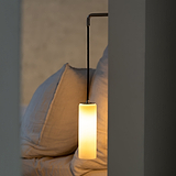 Claremont kleine hängende Wandleuchte aus feinem Porzellan in poliertem Nickel leuchtet sanft.