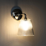 Richmond Medium-Wandleuchte, geriffeltes Glas, poliertes Nickel, strahlt warmes Licht aus.