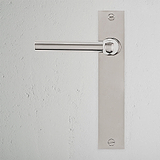 Harper fixer Türgriff langes Schild aus poliertem Nickel an einer Wand, mit elegant reflektierenden Silbernuancen.