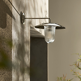Mittlere Wandleuchte Kensington Rillenglas in poliertem Nickel mit geriffeltem Glas, an einer beigen Wand montiert.