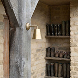 Wandleuchte aus Massivmessing an Wand im Stil Antikes Messing