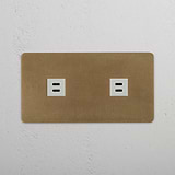 Zweifaches USB-Modul – Antikes Messing + Weiss – 2 Anschlüsse – auf weissem Hintergrund