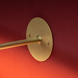 Die Taylor Bilderleuchte 400 mm aus antikem Messing sorgt für sanftes Licht und hebt Kunstwerke an einer Wand elegant hervor.