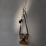 Mews Haken in poliertem Nickel-Finish, ein glänzender Wandhaken, perfekt zum sicheren Aufhängen von Gegenständen.