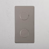 2x vertikaler Schalter zur Steuerung der Lichtintensität – auf weissem Hintergrund: Nickel – Vertikaler Doppel-2x-Dimmschalter