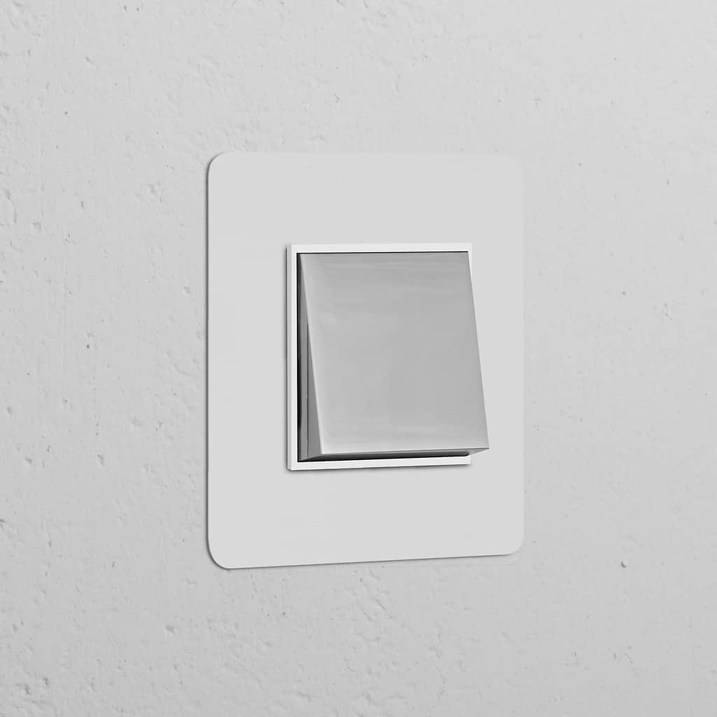 Zwischenschalter im Einfachrahmen mit Wippschalter, lackierbar, poliertes Nickel und weißes Design zur Lichtsteuerung.
