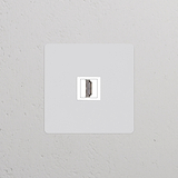Einfachrahmen mit HDMI-Anschluss, lackierbar + weiß: Steckdosenrahmen auf hellgrauer Wand für moderne Einrichtung.