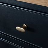 Antikes Messing Milliner Möbelknauf an schwarzem Schrank