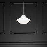 Brookfield hängende Medium-Deckenleuchte aus Opalglas mit poliertem Nickel-Finish vor dunkler, verzierter Wand.