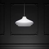 Brookfield große hängende Deckenleuchte in Opalglas und poliertem Nickel, elegantes modernes Design vor dunkler Wand.