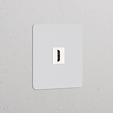 Einfachrahmen mit HDMI-Anschluss, lackierbar und weiß, inklusive Steckdosen und Modul für saubere Integration.
