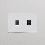 Weißer Zweifachrahmen mit 2x USB-Anschluss (30 W), lackierfähig und schwarz, für effiziente Lade- und Stromverbindungen.
