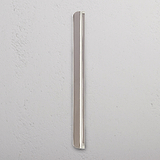 Oxford Kantengriff (224 mm) – Poliertes Nickel, mittelgroßer Ziehgriff vor weißer Wand.