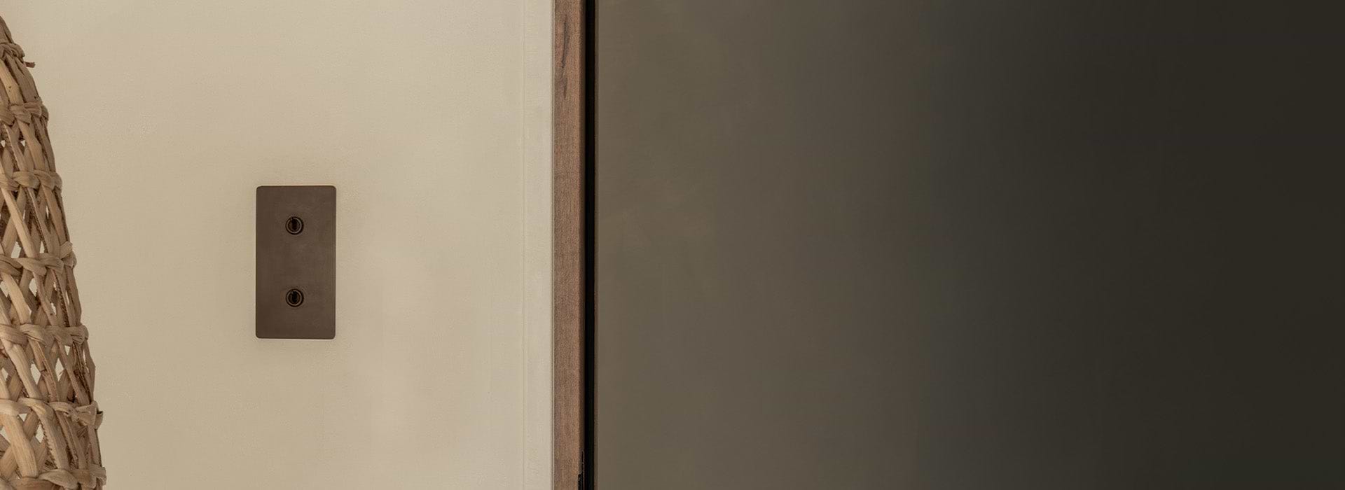 Bronze mit schwarzen Einsätzen