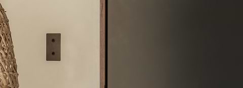 Bronze mit schwarzen Einsätzen