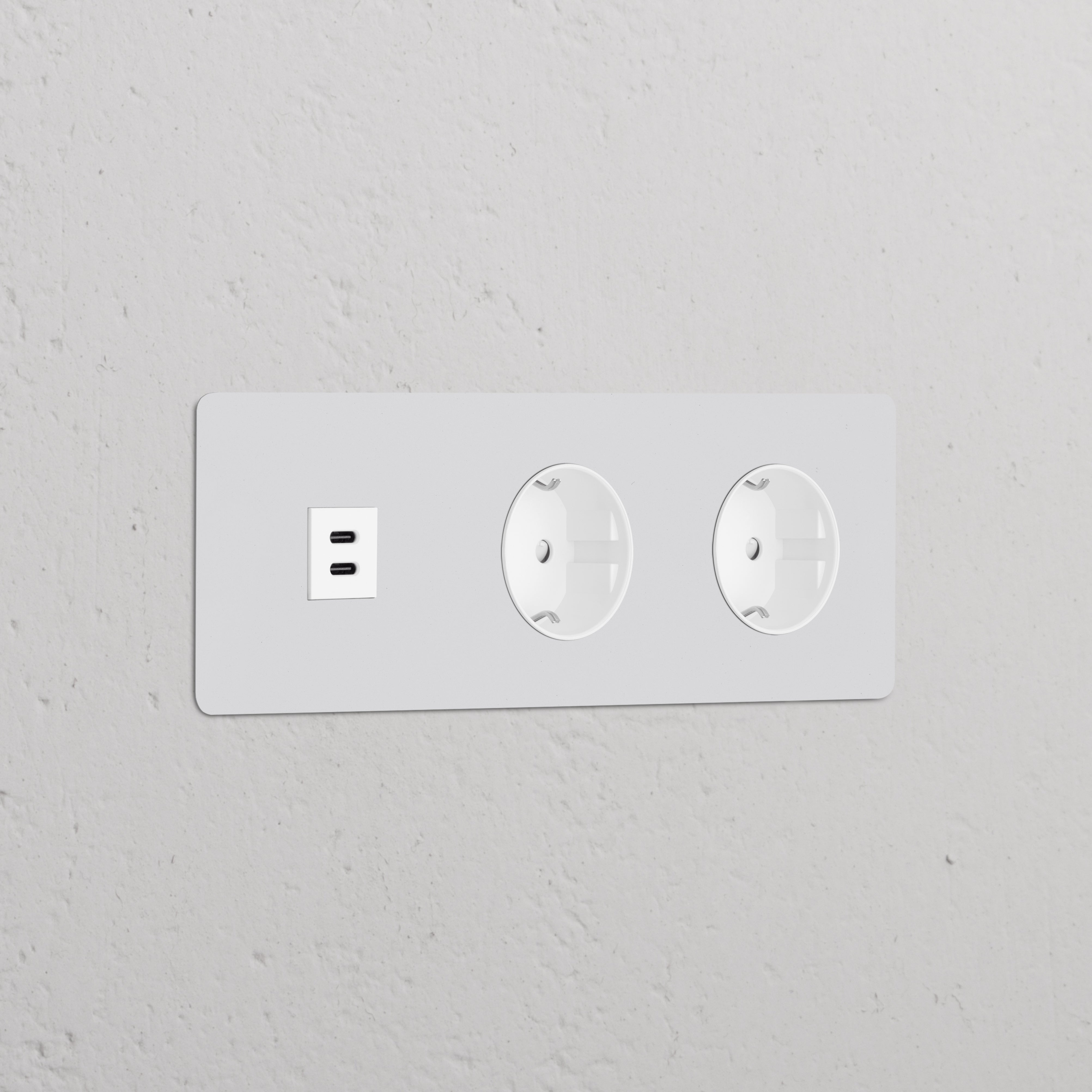 Dreifachrahmen mit USB (30 W) und 2x Schuko Typ F Steckdosen, lackierbar, in Weiß auf Texturwand.