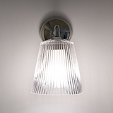 Poliertes Nickel Wandleuchte Licht an mit Schirm aus geriffeltem Glas an Wand 