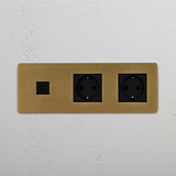 USB-C-Anschluss (30 W) 1x + SchuKo-Steckdoseneinsatz (Typ F) 2x in Dreifachrahmen – Antikes Messing + Schwarz – auf weißem Hintergrund