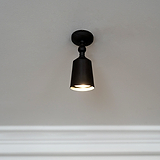 Baylis Einzelstrahler 50 mm – Bronze – an weiße Decke montiert, Licht nach unten gerichtet. 