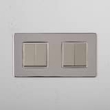 Lichtsteuerungsschalter mit hoher Kapazität: Poliertes Nickel + Weiß – doppelter 4x-Wippschalter – auf weißem Hintergrund