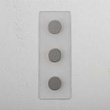 Überlegener vertikaler Dreifach-Dimmschalter – Durchsichtig + Poliertes Nickel – Modernes Beleuchtungssystem – auf weißem Hintergrund
