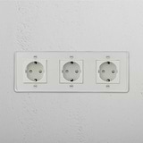 Fortschrittliches Zubehör für die Stromversorgung zu Hause: Dreifach-Schuko-Modul – Durchsichtig + Weiß – auf weißem Hintergrund